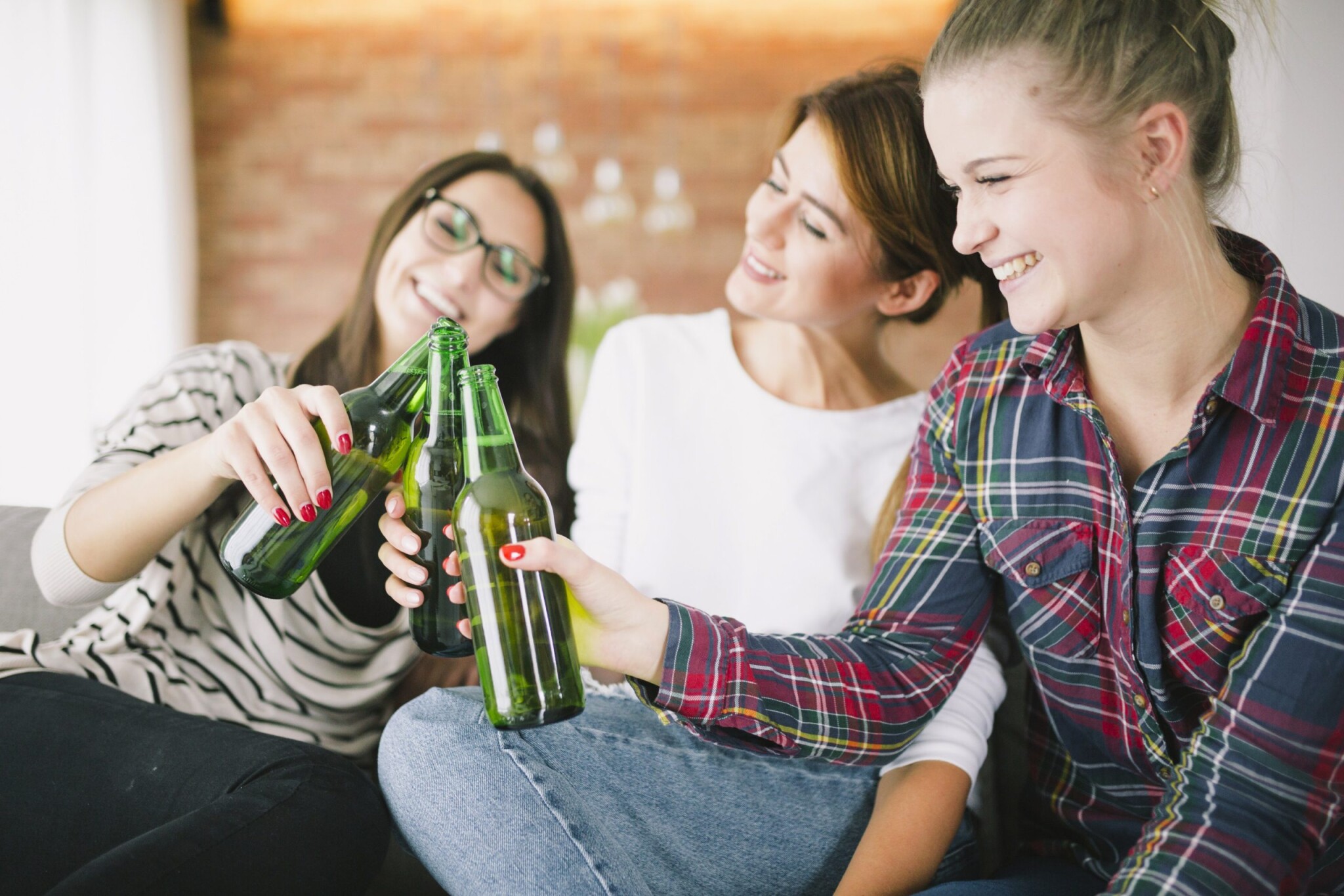 Pití alkoholu, ilustrační foto