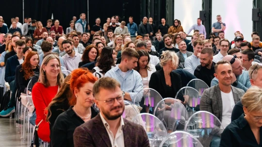 Šéfredaktor hologram, mozky kojenců i AI. To byla technologická akce roku