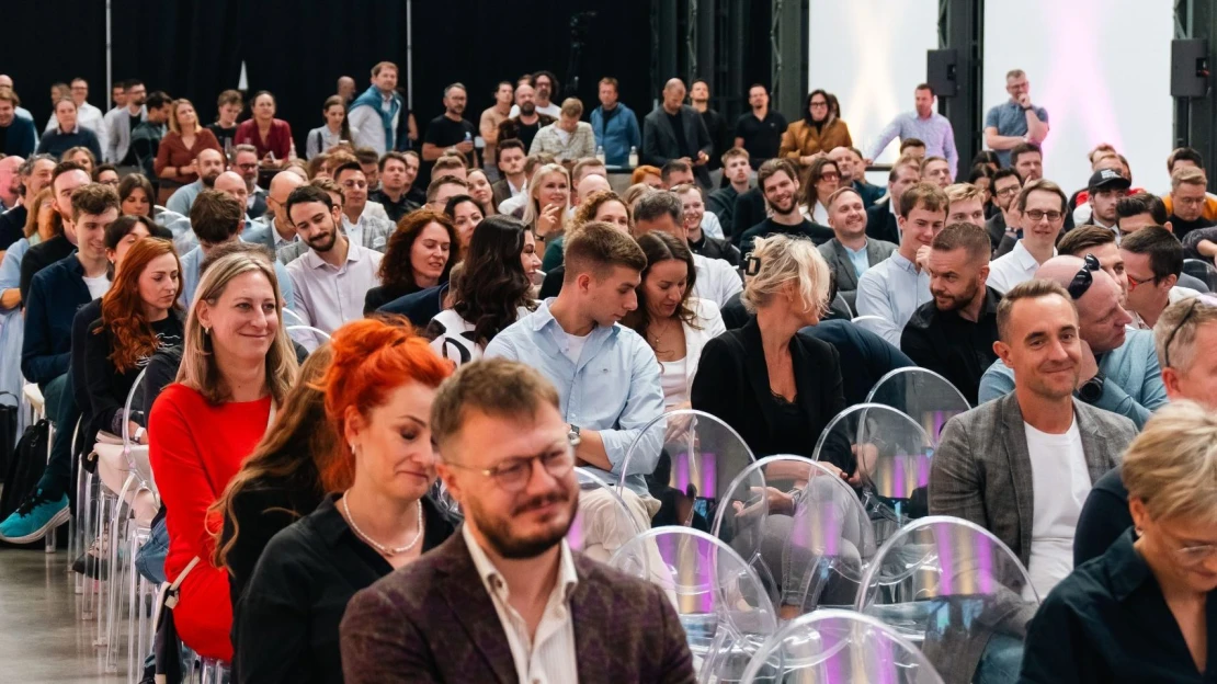 Šéfredaktor hologram, mozky kojenců i AI. To byla technologická akce roku