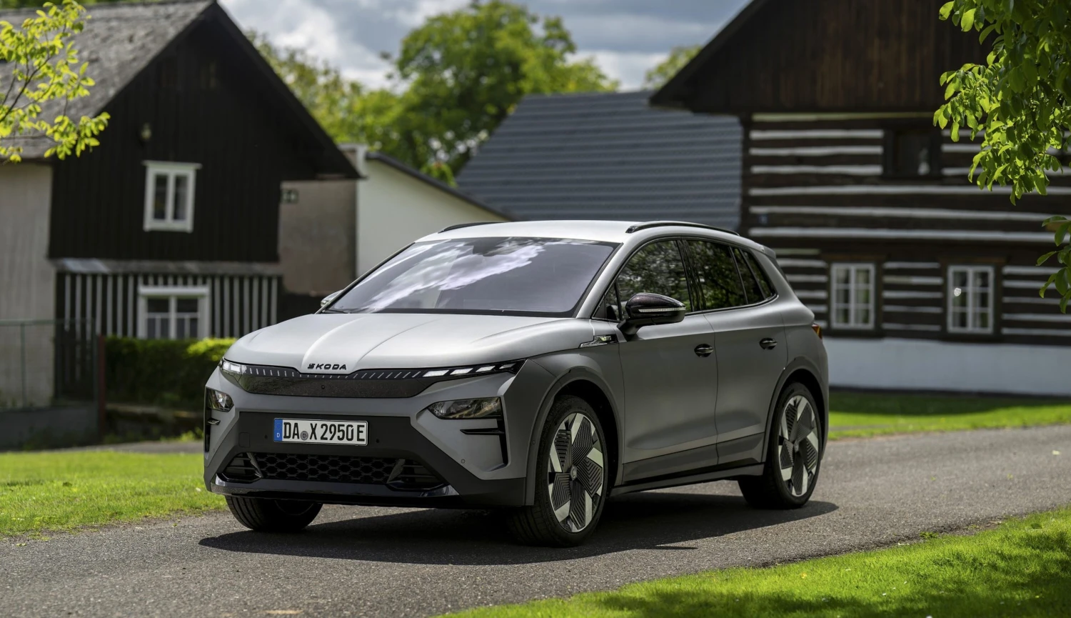 Atraktivní pro mladé. Malý a hravý Lexus. Auto, které samo zastaví, když jste unavení