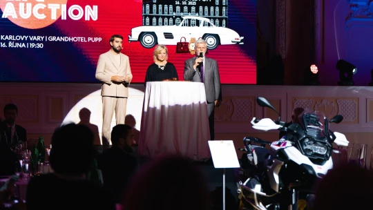 Všechno nejlepší, tati! Forbes za miliony vydražil motorku prezidenta Petra Pavla