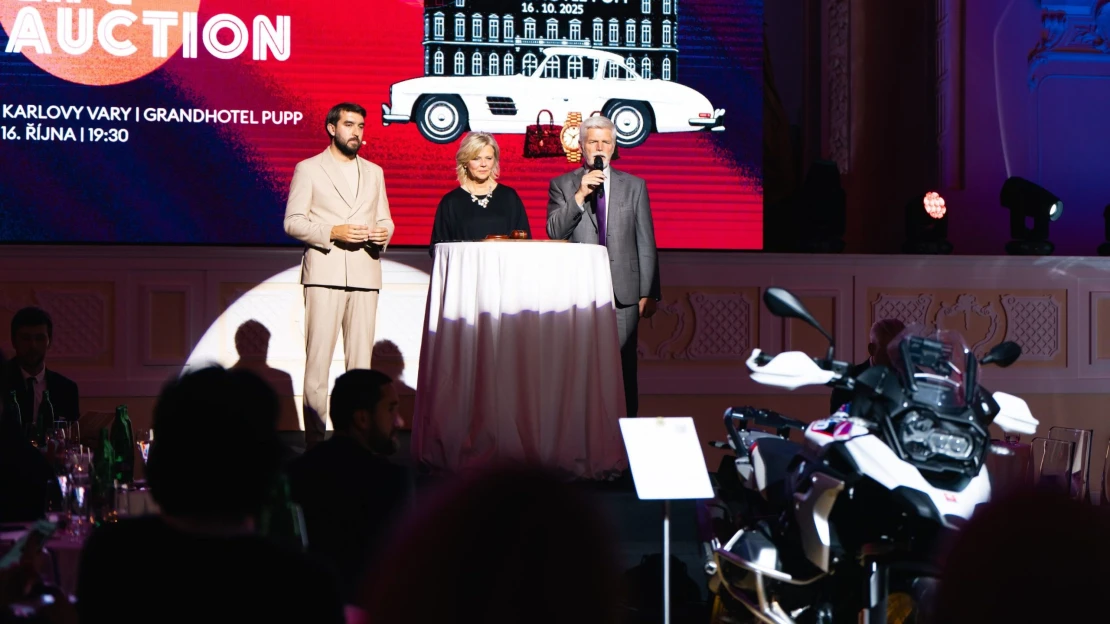 Všechno nejlepší, tati! Forbes za miliony vydražil motorku prezidenta Petra Pavla