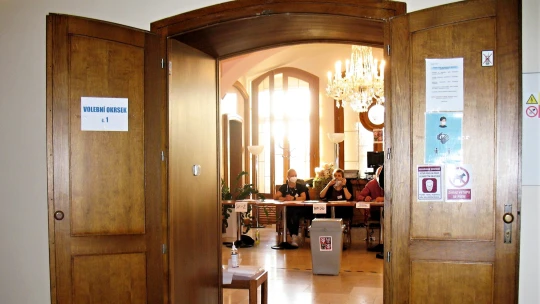 V Česku začínají volby do Poslanecké sněmovny. Urny se plní, lídři i prezident mají odvoleno