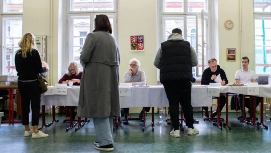 Víkendový výběr: Voliči táhnou k&nbsp;urnám, Procházka do boje a&nbsp;čínská auta do Česka