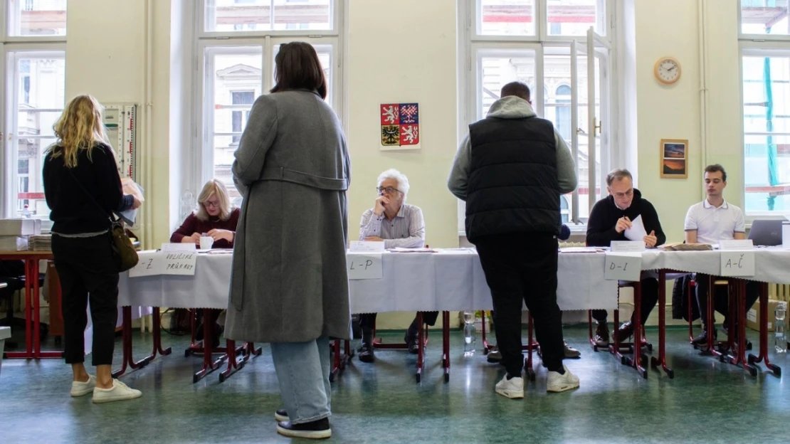 Víkendový výběr: Voliči táhnou k&nbsp;urnám, Procházka do boje a&nbsp;čínská auta do Česka