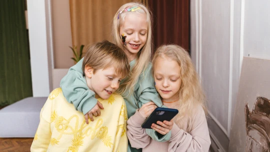 Evropská komise chce ověřit ochranu dětí na internetu. Posvítí si na Google, Apple i sítě