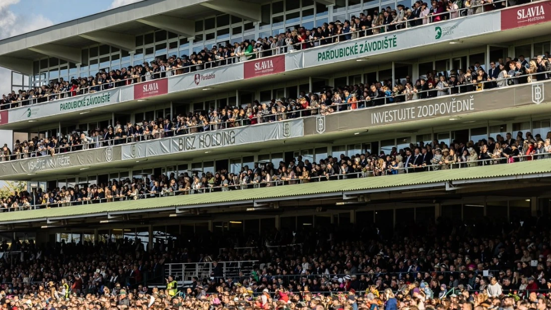 Velká pardubická zná vítěze. Po třiceti letech míří hlavní cena za hranice