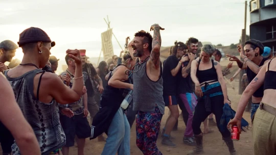 Odpálit bedny na poušti. Sirat zvládá udržet beat i&nbsp;mimo festivalové štace