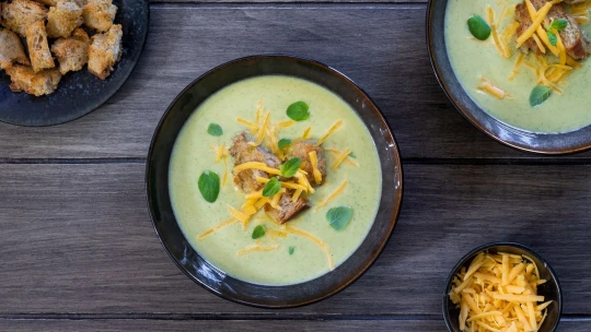 Vypadá lehce, chutná bohatě. Cuketovo-brokolicový krém s čedarem & krutony