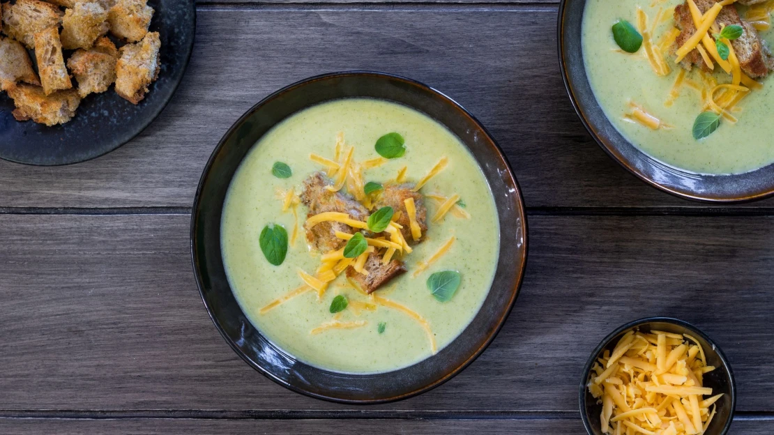 Vypadá lehce, chutná bohatě. Cuketovo-brokolicový krém s čedarem & krutony