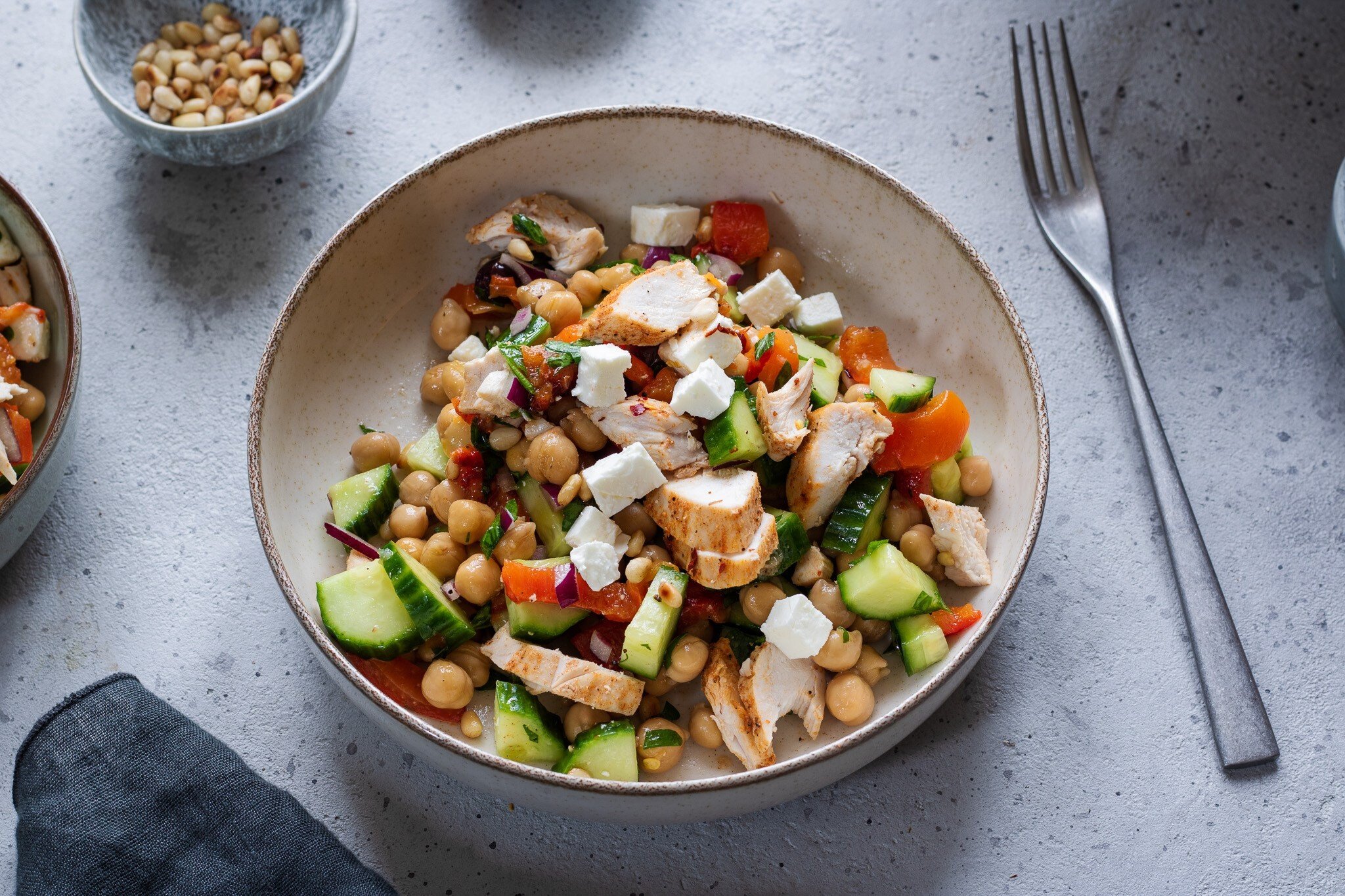 Odlehčete sytým salátem. Cizrnový s kuřetem je plný živin a hodí se i do krabičky