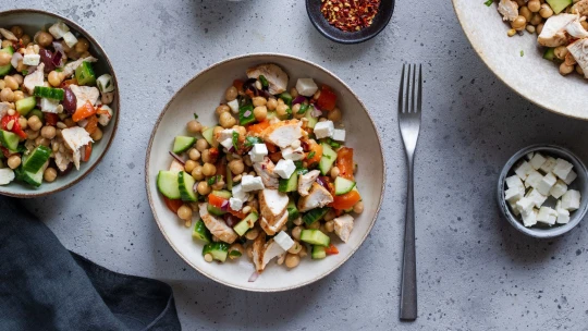 Odlehčete sytým salátem. Cizrnový s kuřetem je plný živin a hodí se i do krabičky