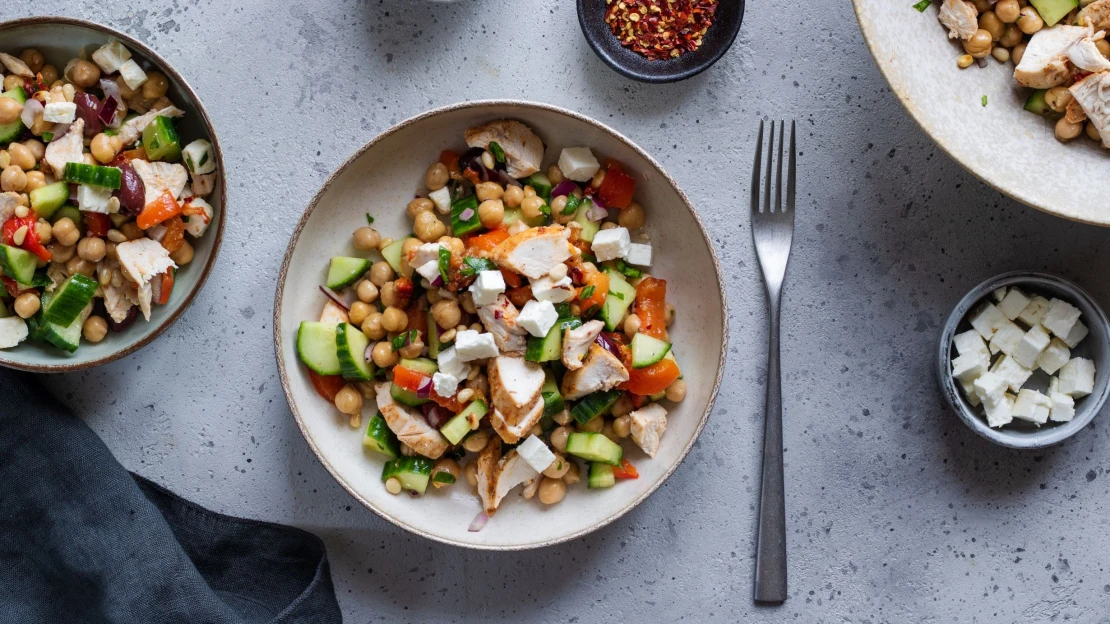 Odlehčete sytým salátem. Cizrnový s kuřetem je plný živin a hodí se i do krabičky