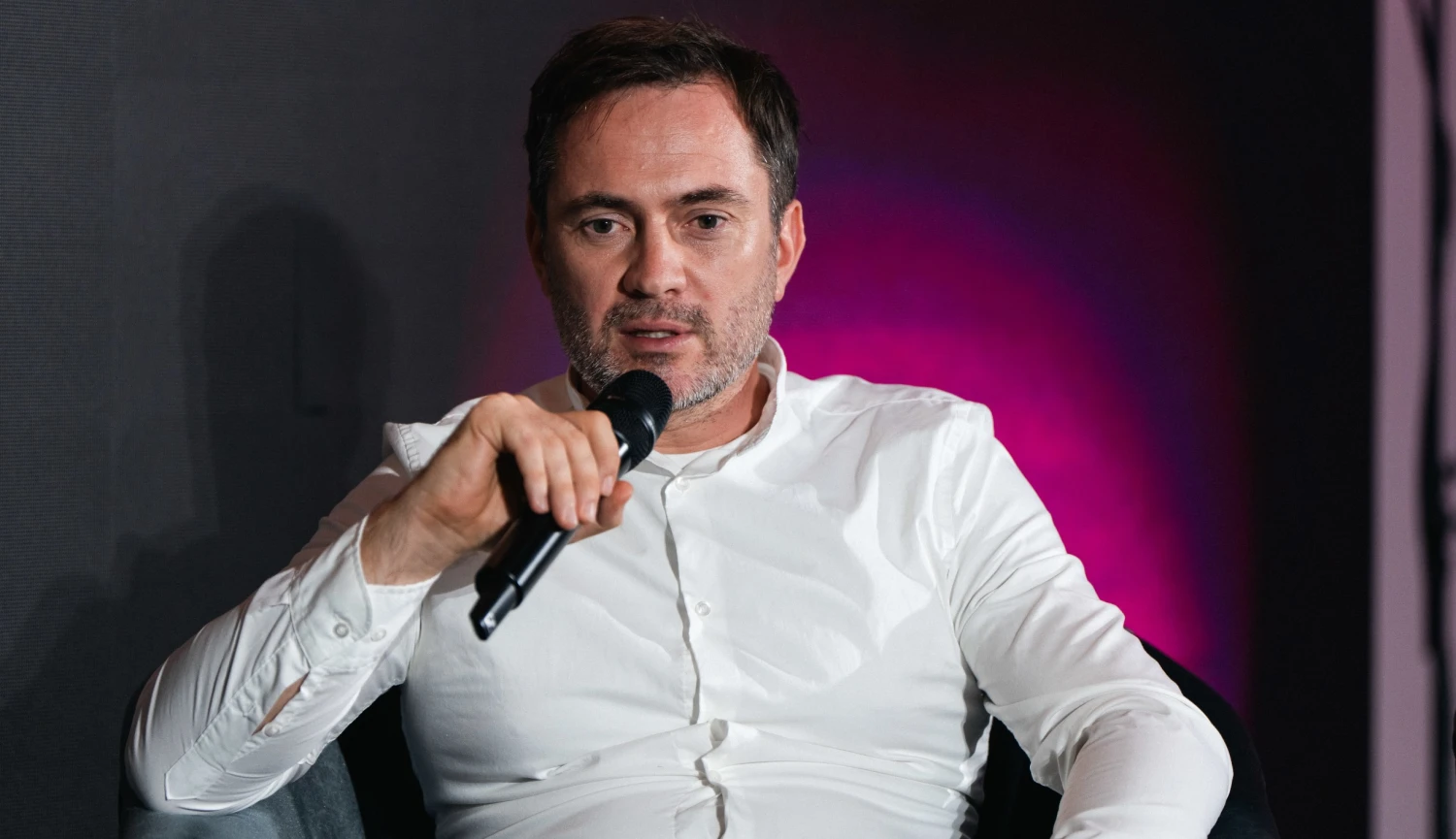 Klávesnici může nahradit programování myšlenkami, říká šéf Coderamy Beke