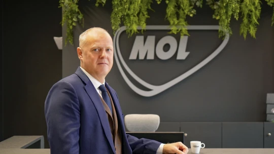 Prognózy elektromobility v ČR se mýlily. Nabíječky dotujeme, říká šéf českého MOL