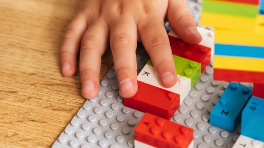 Lego přivezlo do Česka kostky pro nevidomé děti. Je na nich Braillovo písmo