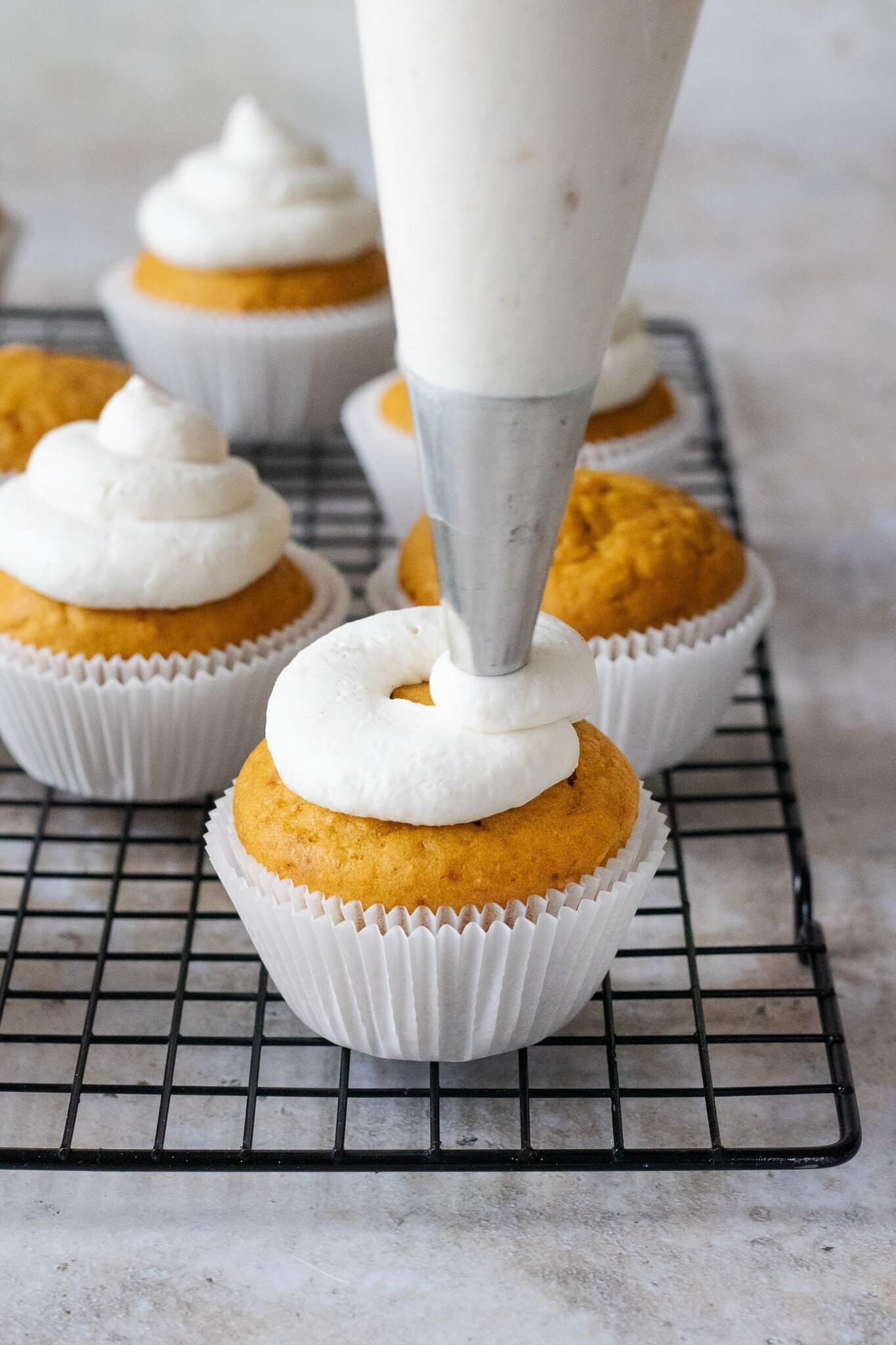 Dezert, který vás naučí milovat podzim. Dýňové cupcakes s hruškovým krémem