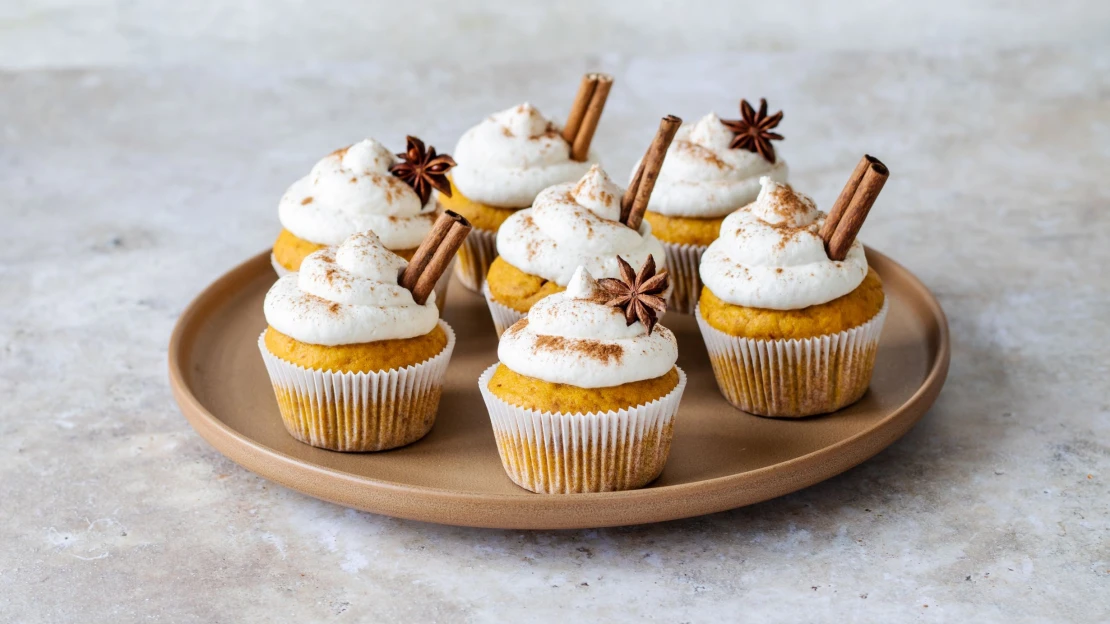 Dezert, který vás naučí milovat podzim. Dýňové cupcakes s hruškovým krémem