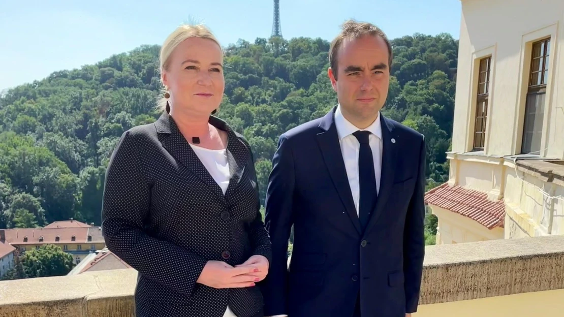 Politický chaos ve Francii. Premiér podal demisi, euro se propadá