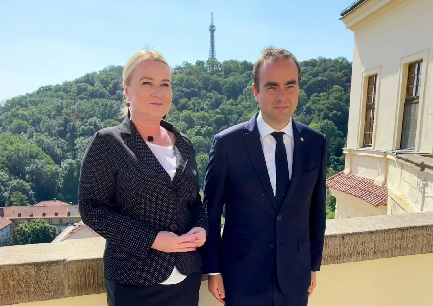 Politický chaos ve Francii. Premiér podal demisi, euro se propadá