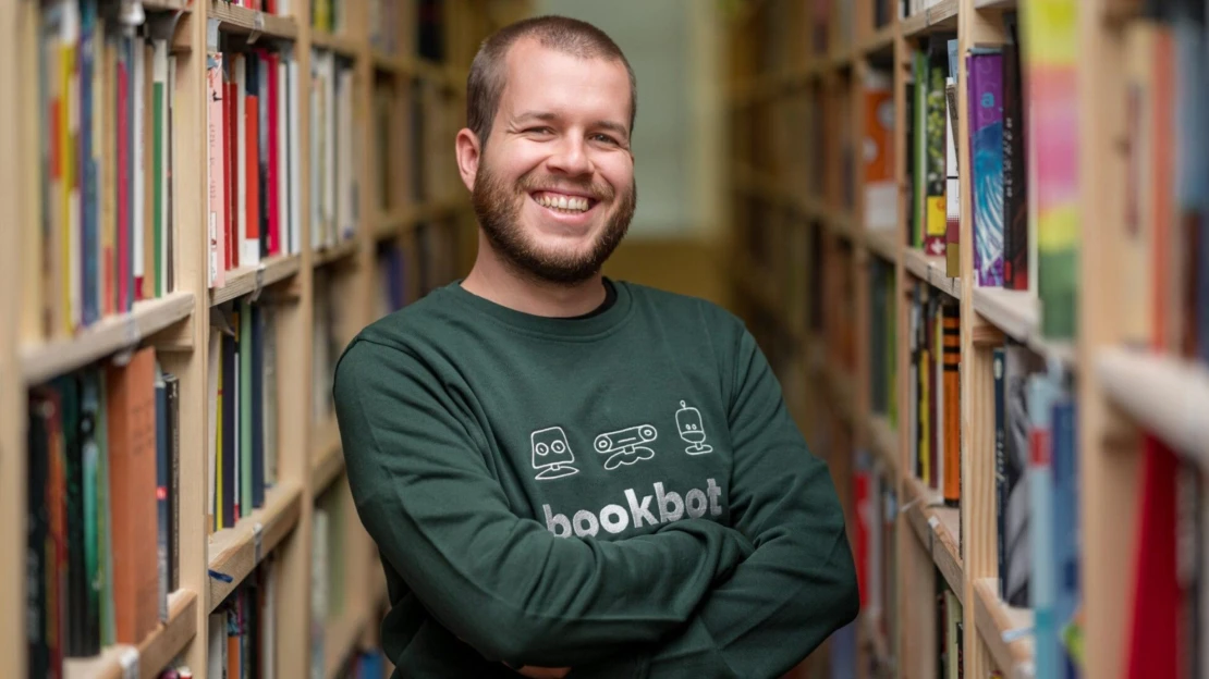 Knihobot čelí kritice na sítích. Ne každý se hodí na práci ve skladu, brání se jeho šéf