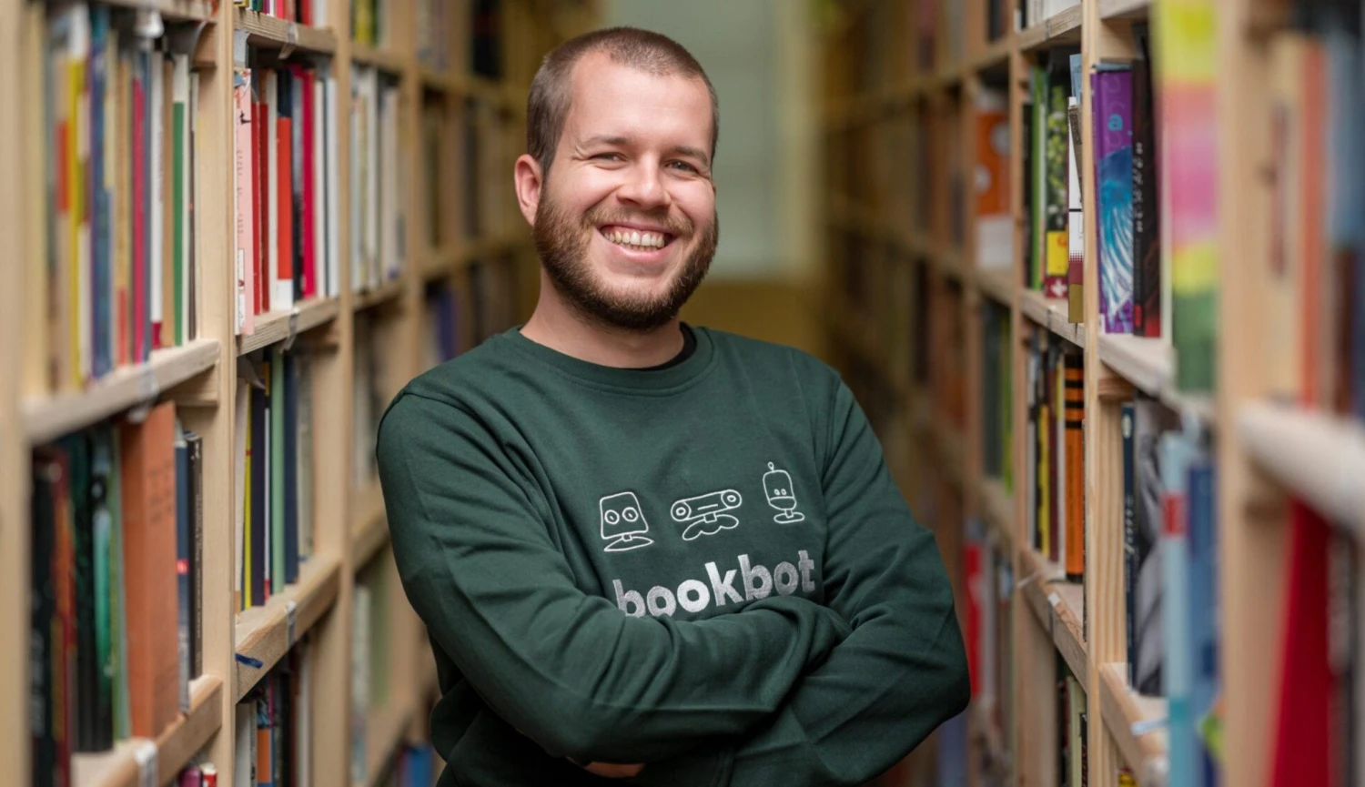 Inspekce práce se začala zabývat pracovními podmínkami v Knihobotu. Šéf stížnosti odmítá