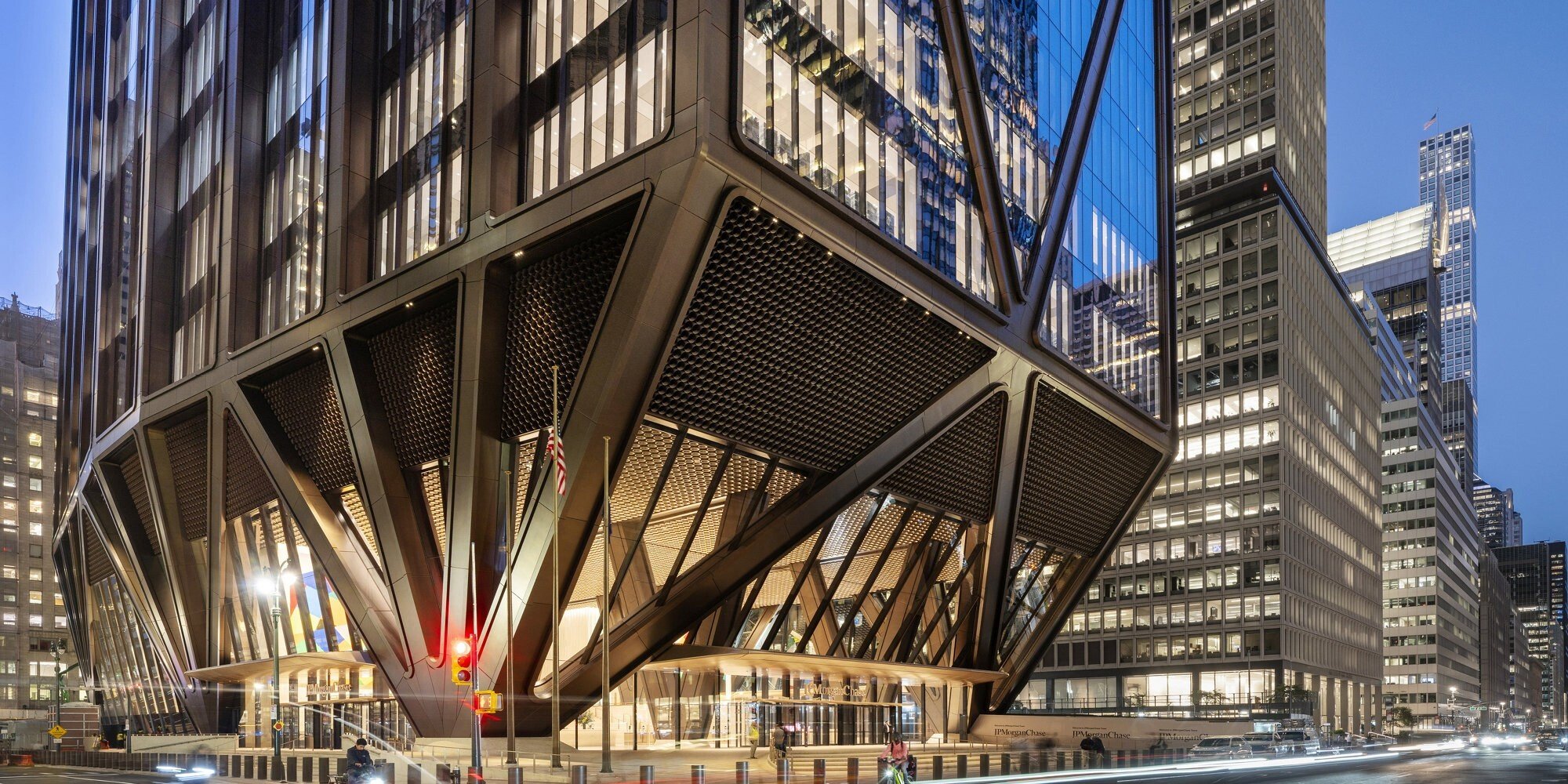 Bronzová ikona v srdci Manhattanu. JPMorgan otevřel novou centrálu