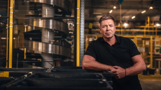 Amazon v Kojetíně čeká klíčové období. Šéf centra popisuje cvrkot v režii robotů a AI