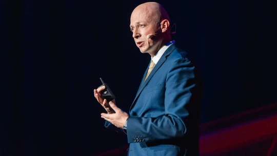 Jen čtyři z deseti Čechů věří, že jdeme správným směrem, říká šéf agentury Ipsos