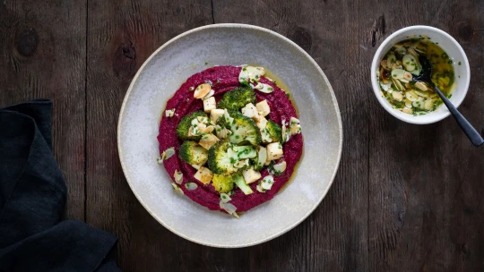 Podzim chutná báječně – i bez masa. Řepové pyré s brokolicí a tofu přesvědčí nejen vegany