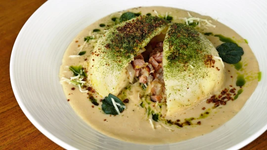 Blbec k večeři? Ne, blboun – opulentní knedlík s uzeným a křenovou omáčkou