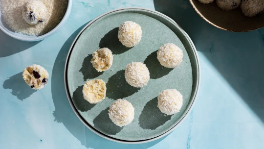 Zdravé kokosové kuličky. Vykutálená svačina ohromí chutí a překvapí složením