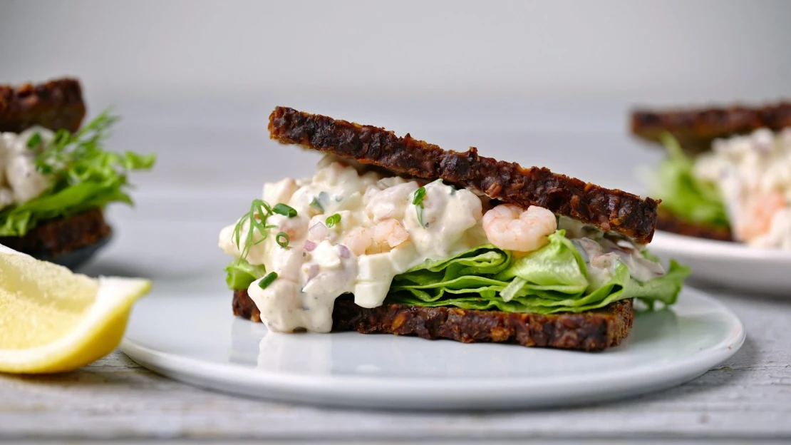 Tak chutná Skandinávie! Svěží krevetový salát s vejci vás přenese na sever