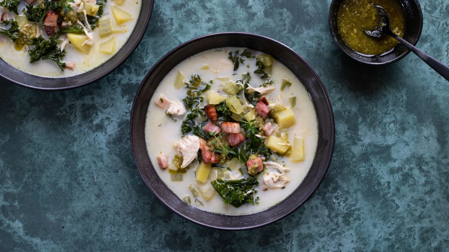 Výživná kuřecí polévka se slaninou a&nbsp;kadeřávkem doplní váš repertoár „must have polévek“ pro chladné období