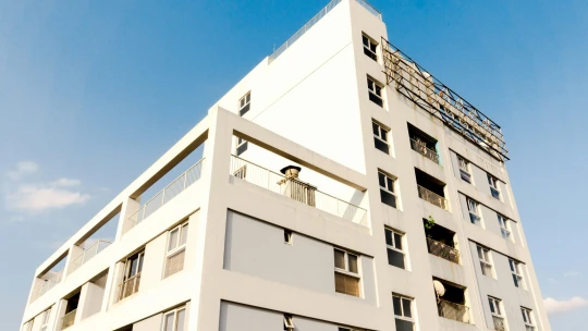 Přibývá firem, které investují do výstavby bytů. Chtějí si tak zajistit zaměstnance 