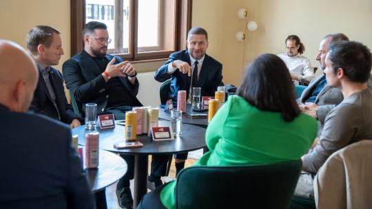 Úspory Čechů leží ladem. Elity byznysu debatovaly, jak kapitál rozhýbat