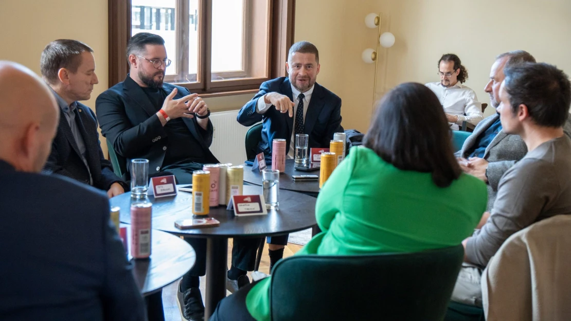 Úspory Čechů leží ladem. Elity byznysu debatovaly, jak kapitál rozhýbat