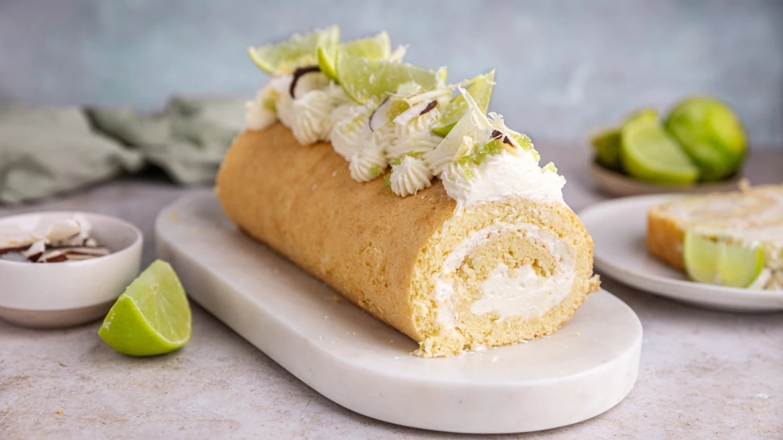 Sladký únik na pláž. Kokosová roláda, co chutná jako letní koktejl