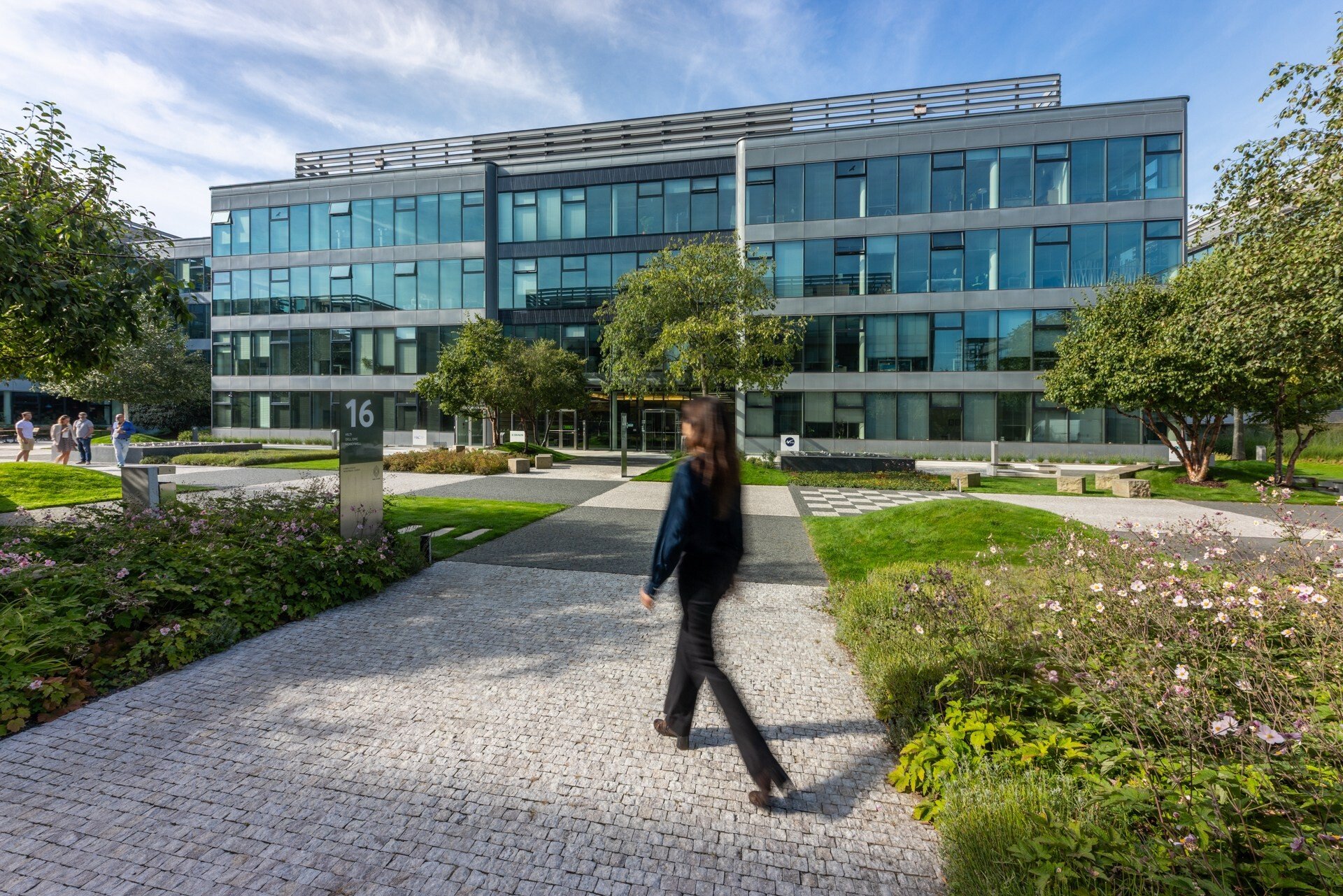 Nové kliniky a franšízy po celém světě. Šrámkova česká longevity raketa míří výš