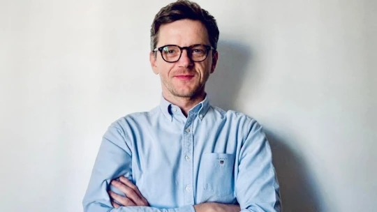 Pro dnešní politiky je riskantní nebýt na TikToku, říká evropský manažer této sítě