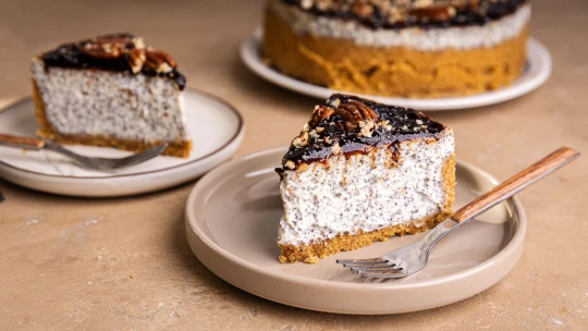 Tradiční chuť & moderní forma. Cheesecake s mákem a povidly