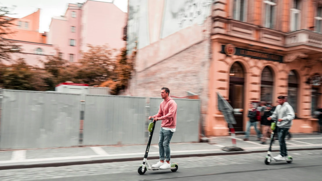 Konec sdílených elektrokoloběžek se blíží. Praha je zakáže od ledna