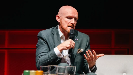 Češi můžou být hrdí na mladé, musí jim ale i naslouchat, říká britský velvyslanec Field