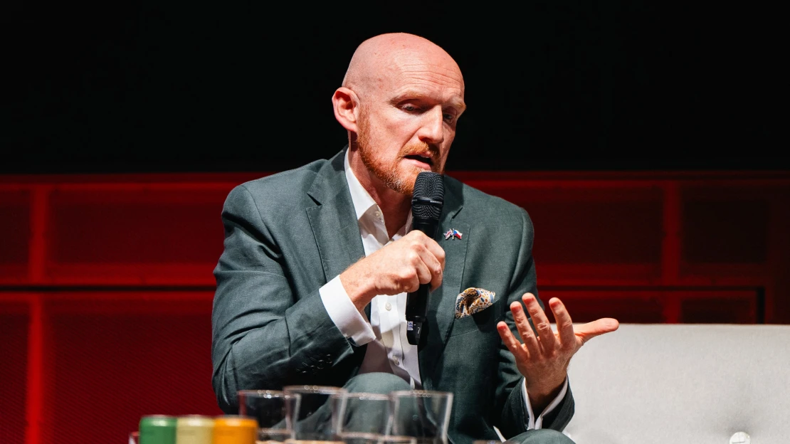 Češi můžou být hrdí na mladé, musí jim ale i naslouchat, říká britský velvyslanec Field