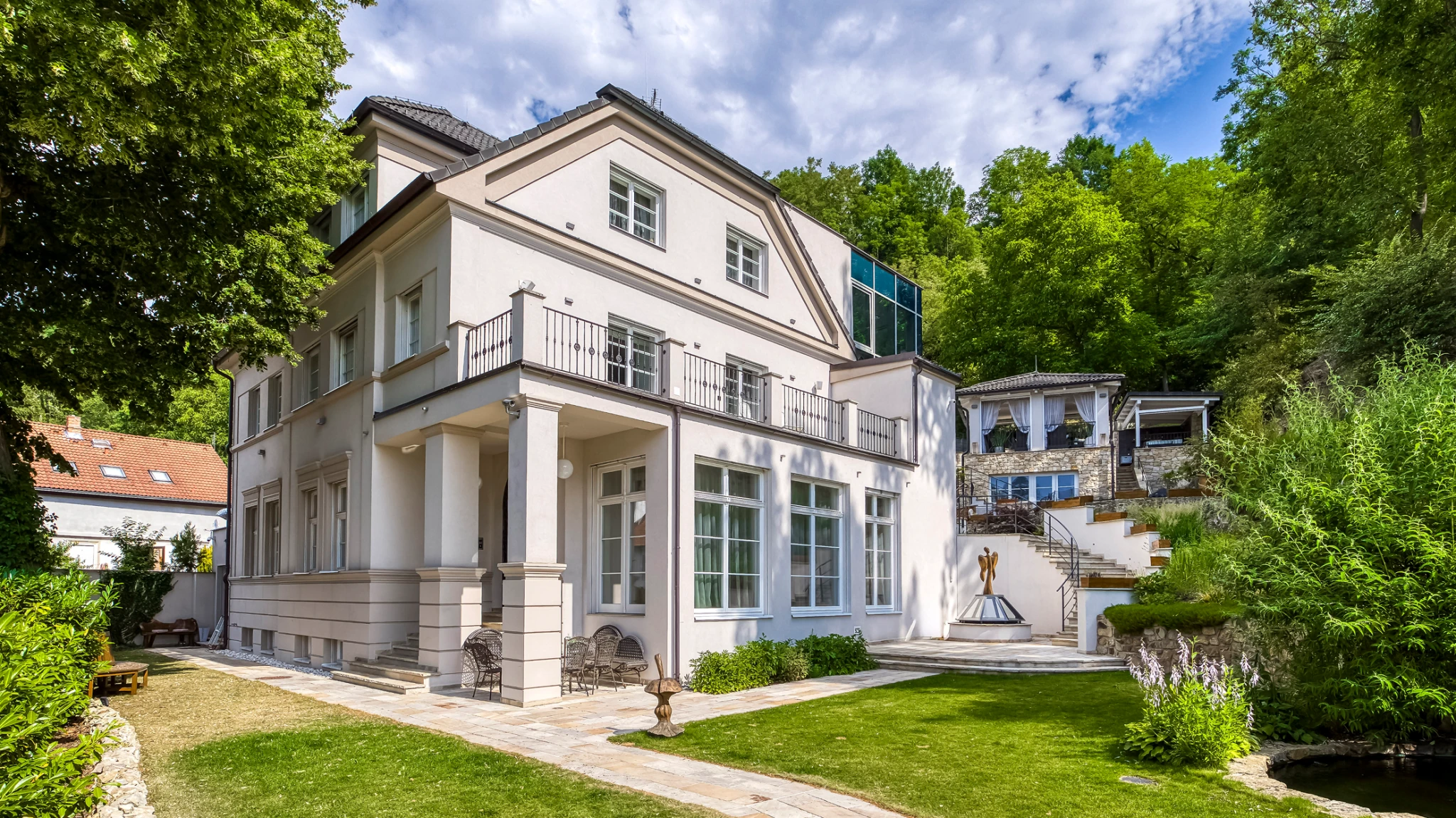 Mezi sady a vinohradem