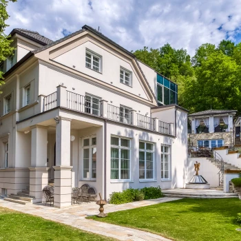 Mezi sady a vinohradem