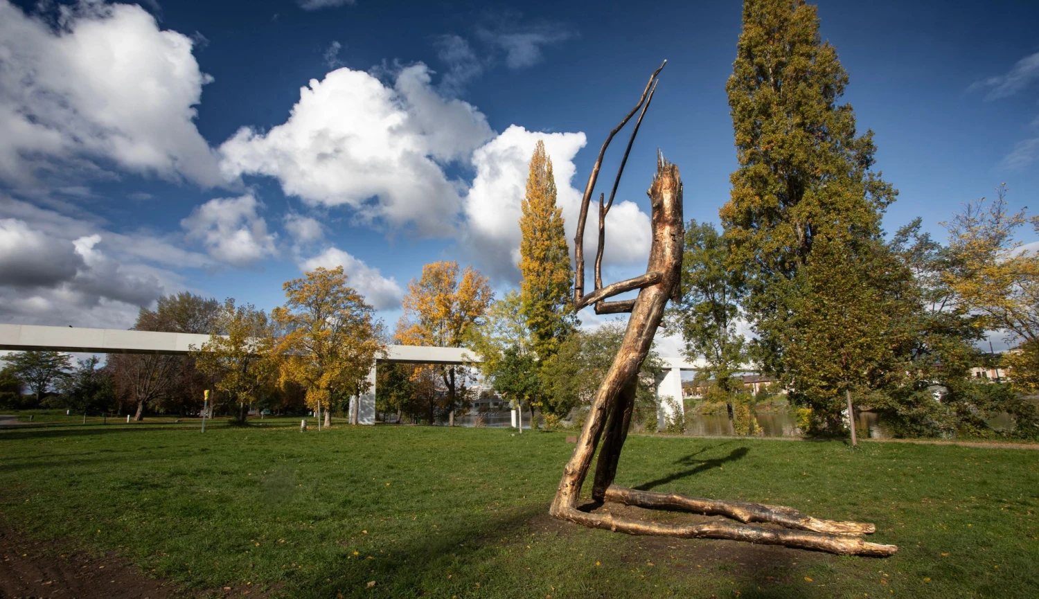 Dočasná dominanta i silný apel. Na Štvanici zakotvila socha Krištofa Kintery