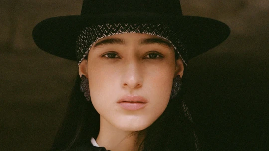 Neznámá návrhářka uvedla kolekci pro H&M. Má se vyprodat během pár hodin