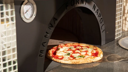 Otevřel pekárnu, cukrárnu a teď pizzerii. Láká na pec v podobě disko koule