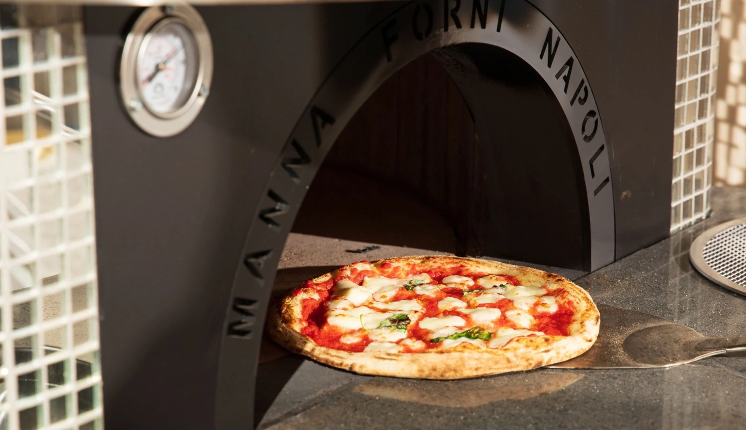 Otevřel pekárnu, cukrárnu a teď pizzerii. Láká na pec v podobě disko koule